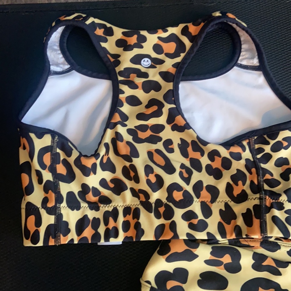 Cheetah workout Set - Picture 2 of 3